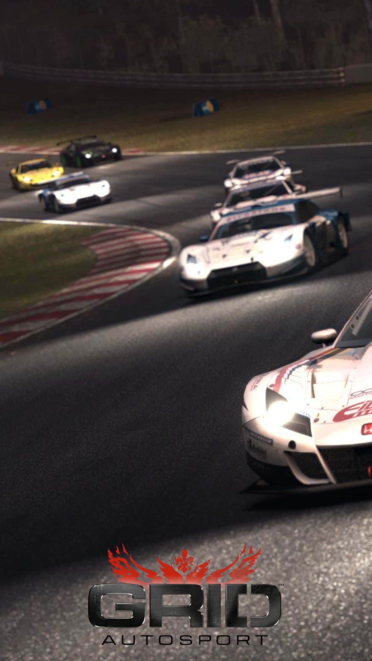 Android Grid Autosport 桌布 壁紙 — 夜間賽車場景，多輛高速跑車在人造燈光下於濕滑的瀝青賽道上急轉彎。