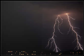 閃電 雷暴 夜間 天空 — 天際線 壁紙