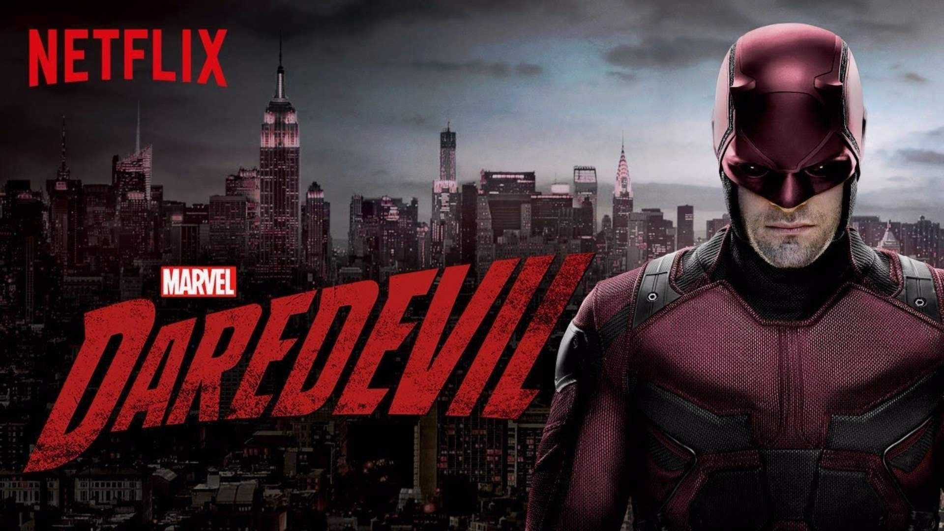 Netflix 桌布 壁紙 — 夜魔俠在暴風雲下，以堅定的姿態穿著紅色戰衣，面對陰沉的紐約天際線。