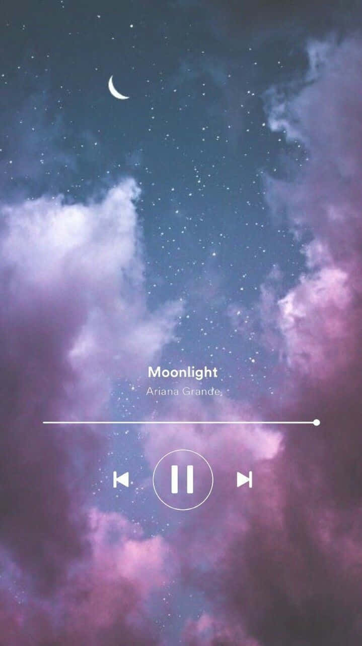 Ariana Grande Aesthetic 桌布 壁紙 — 夢幻夜空，新月和星星在紫色和藍色雲層疊加後面，帶有音樂播放器界面。