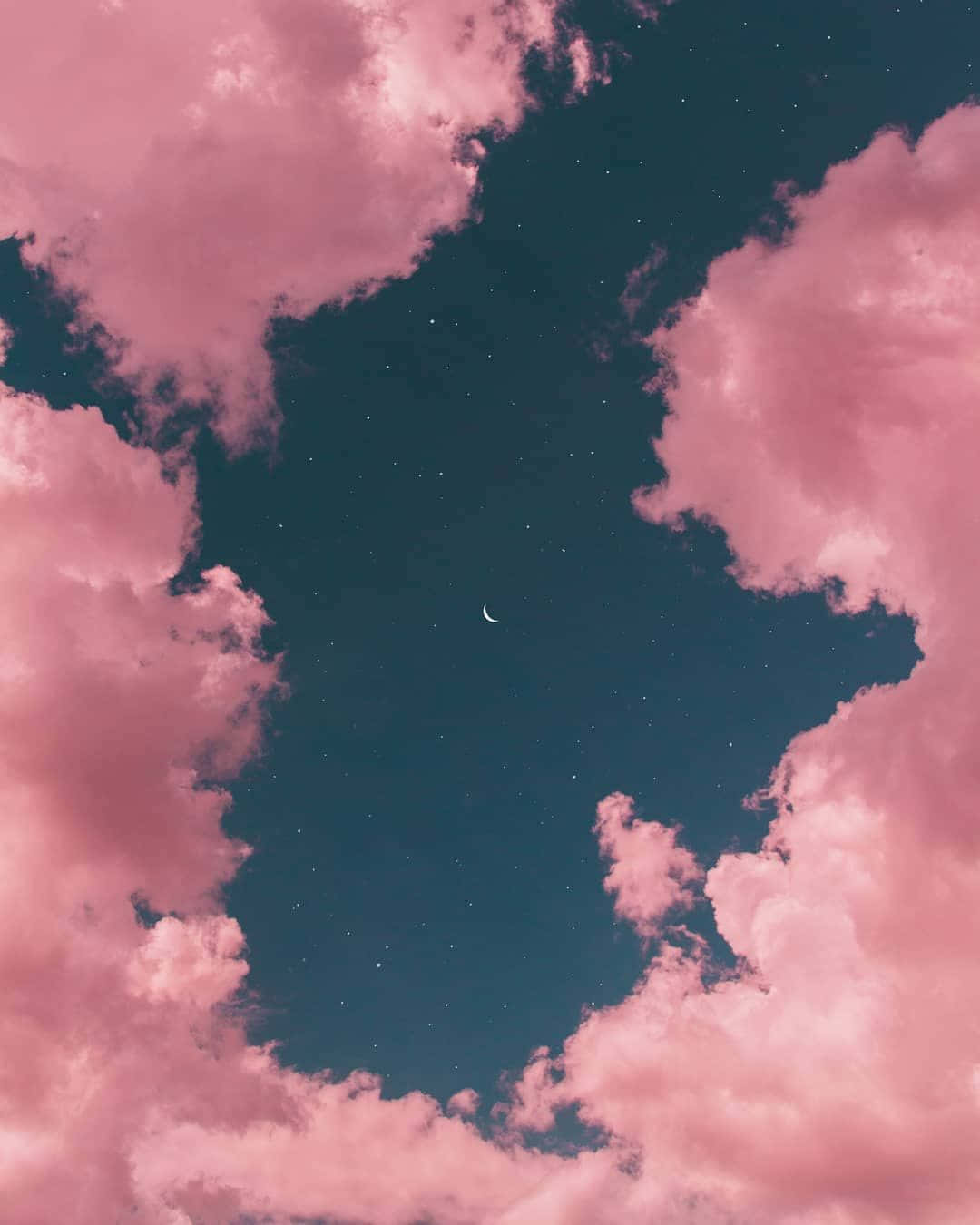 雲朵 桌布 壁紙 — 夢幻夜空，柔軟粉紅雲朵襯托著新月與閃爍星星，背景為深藍綠色。