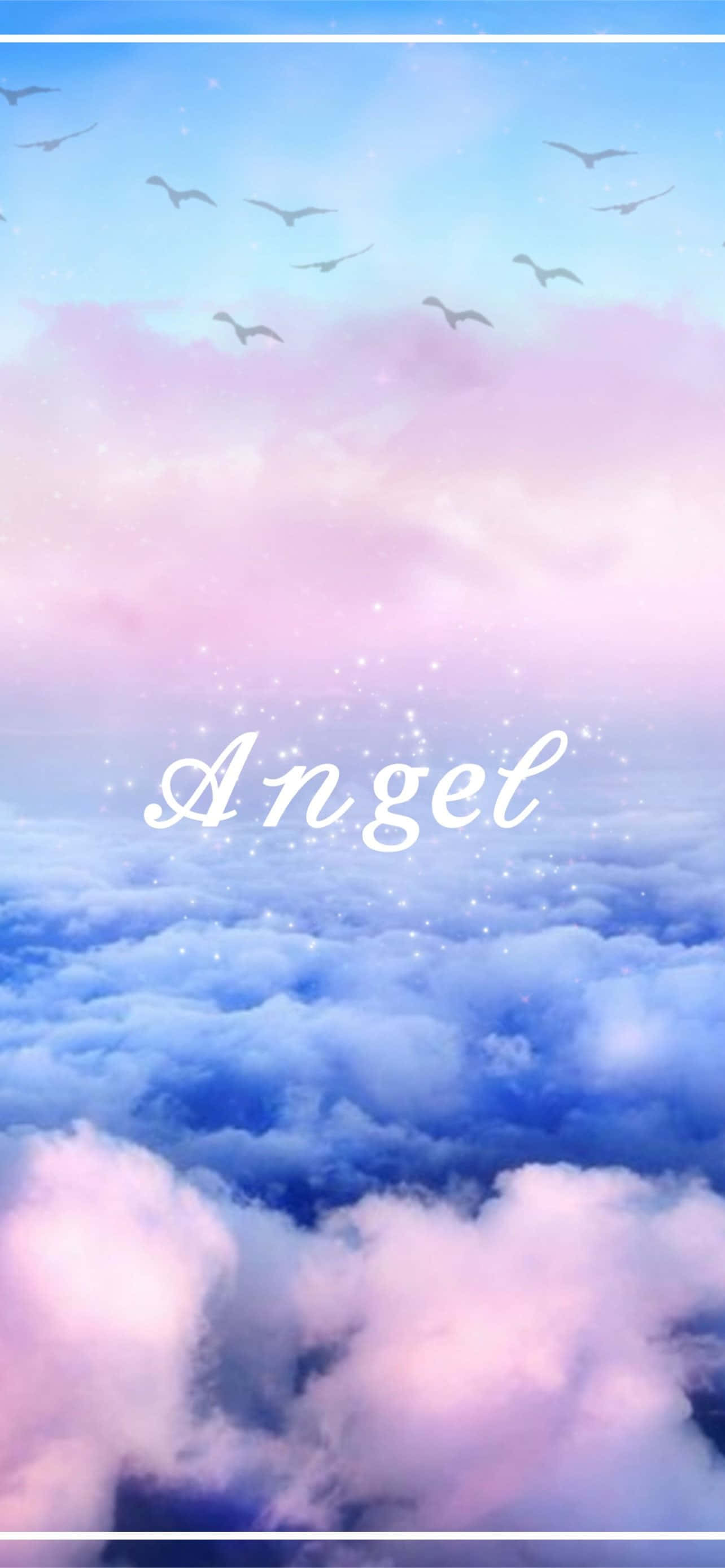 Angel Aesthetic Clouds 桌布 壁紙 — 夢幻天空，粉紅色和藍色的雲朵，鳥兒在白色閃爍的 angel 字樣上方飛翔。
