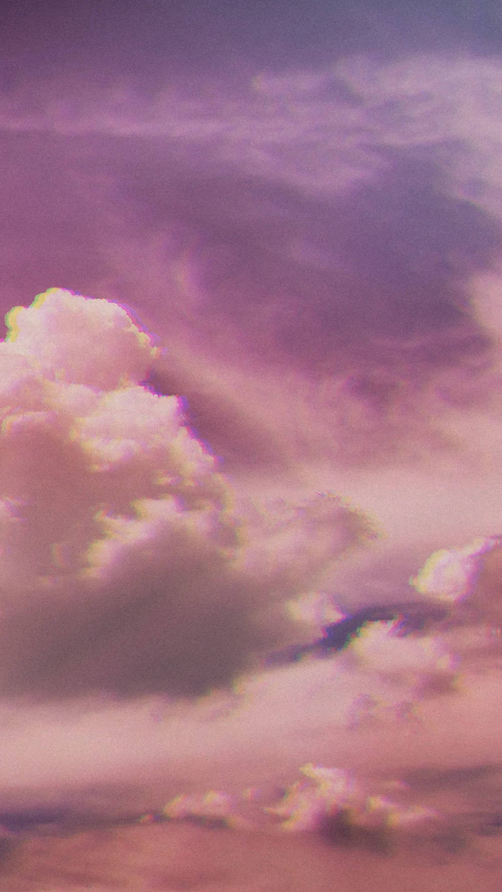 雲朵 桌布 壁紙 — 夢幻的天空，充滿柔和的粉紅色和紫色雲彩，散發著超現實的復古濾鏡效果。