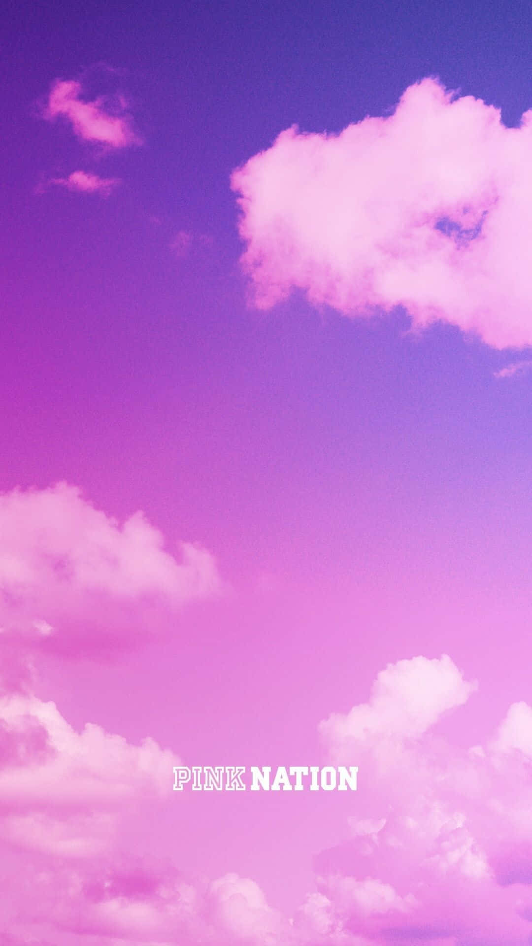 Victoria Secret 桌布 壁紙 — 夢幻的天空，在漸層的夕陽下充滿柔和的粉紅色和紫色雲彩。