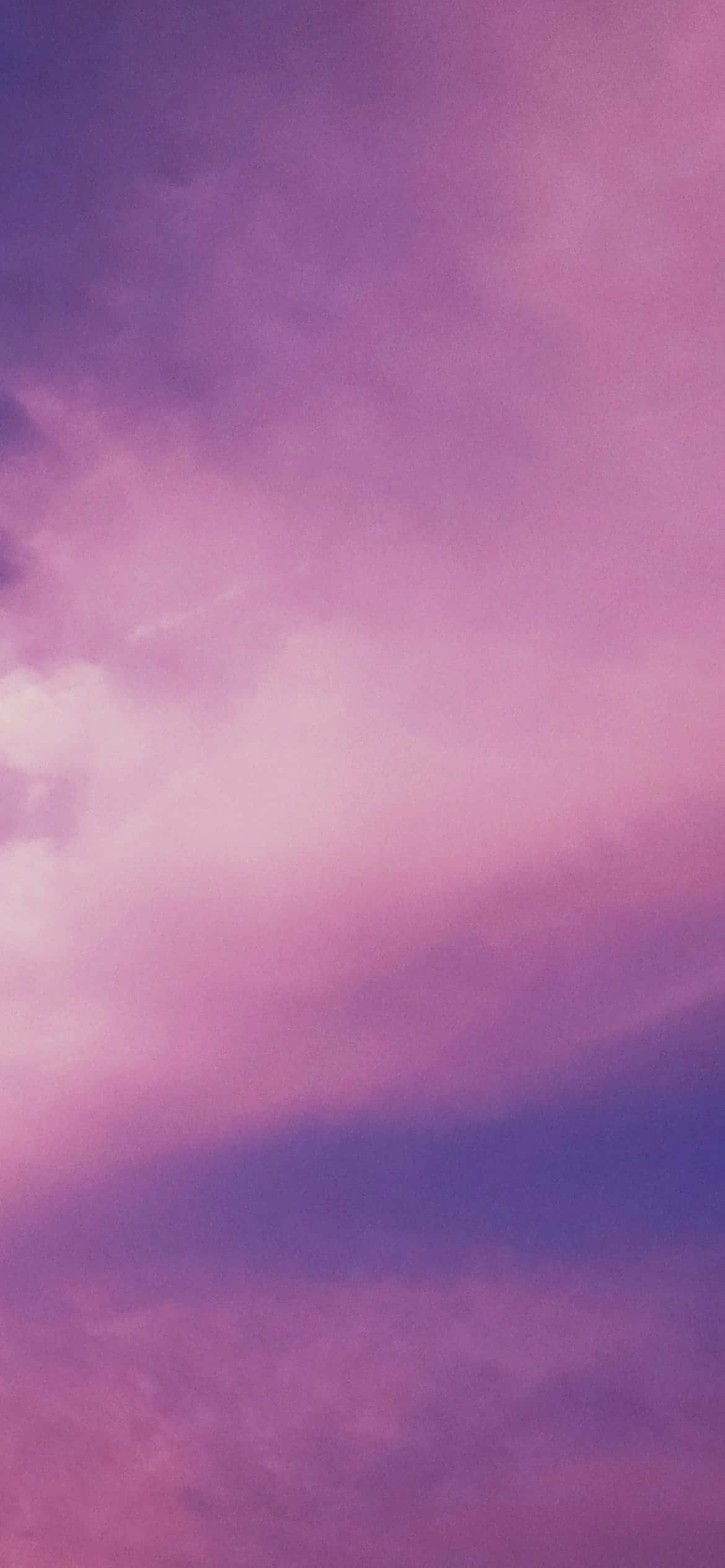 Purple And Pink 桌布 壁紙 — 夢幻的天空，柔和的粉紅和紫色雲彩在暮色地平線上飄移。