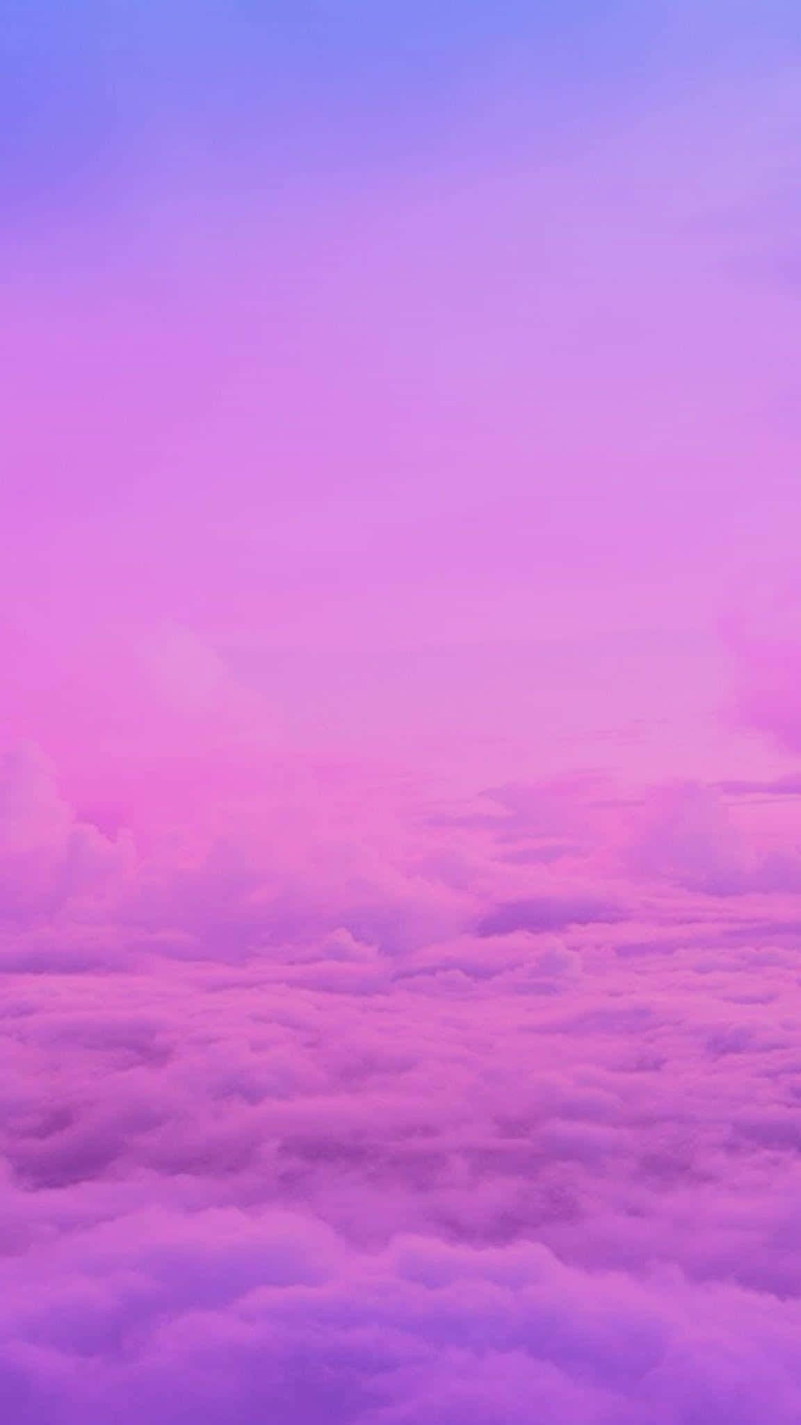 Pink And Blue 桌布 壁紙 — 夢幻的天空，柔和的粉紅和紫色雲彩在漸變的日落下無盡延伸。