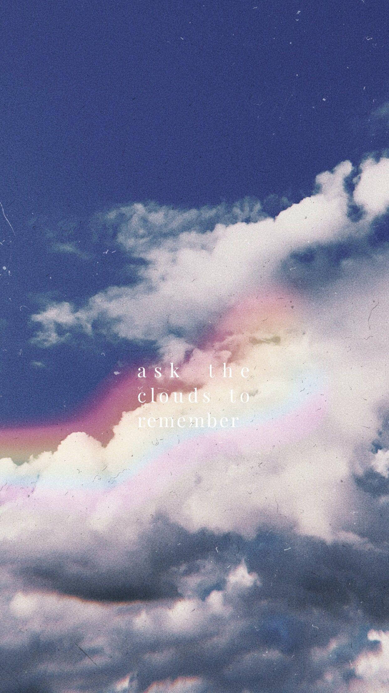 Aesthetic Cloud 桌布 壁紙 — 夢幻的天空，柔軟的雲朵，微弱的彩虹透過復古底片顆粒閃耀。