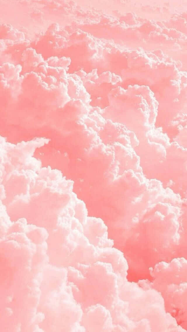 Pink Cotton Candy 桌布 壁紙 — 夢幻的天空佈滿柔軟的粉紅色和白色 fluffy 雲朵，營造出寧靜的粉彩氛圍。