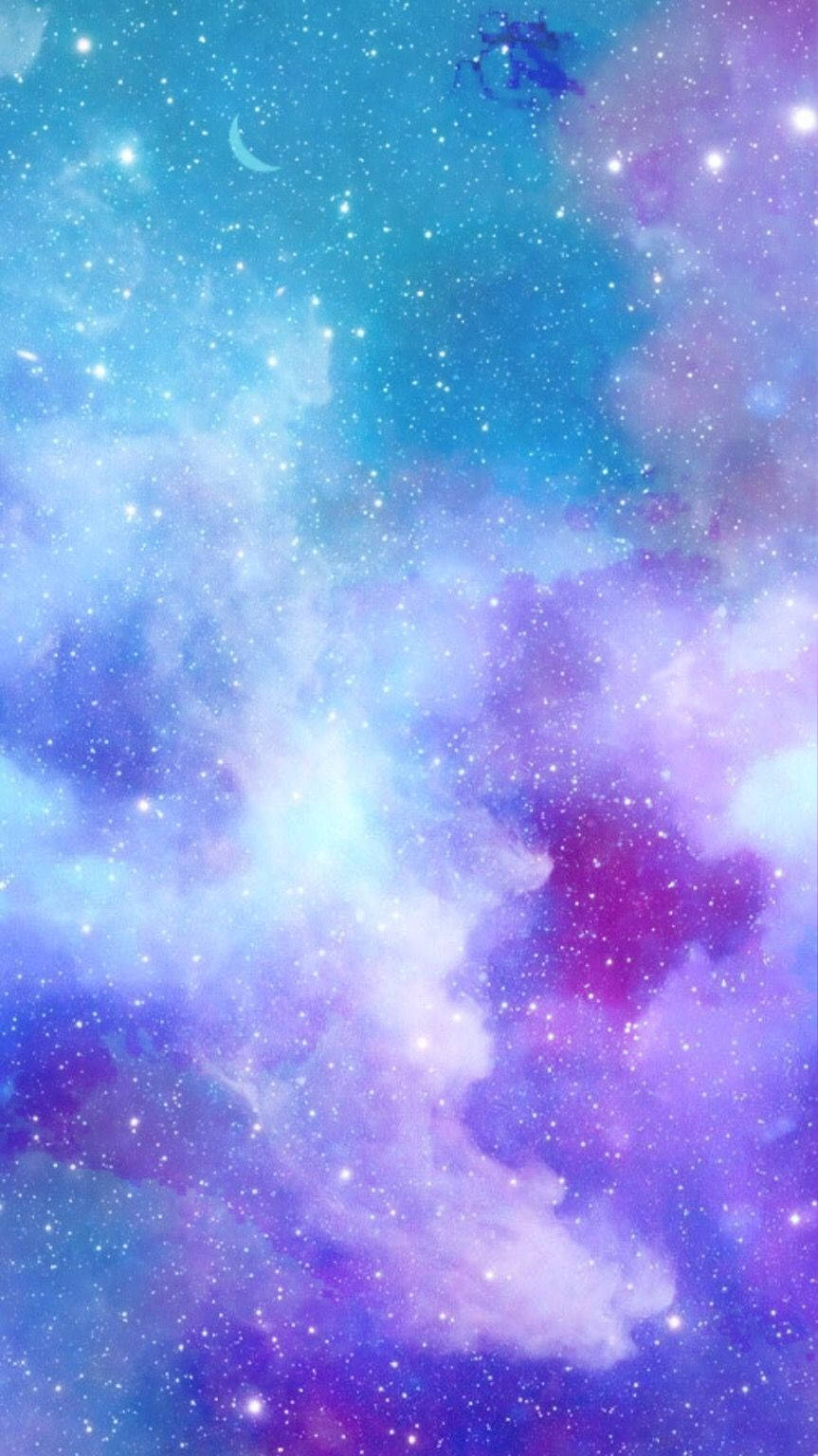 銀河 桌布 壁紙 — 夢幻的宇宙星雲以充滿活力的紫色、藍色和粉紅色旋轉，點綴著閃爍的星星和一彎新月。