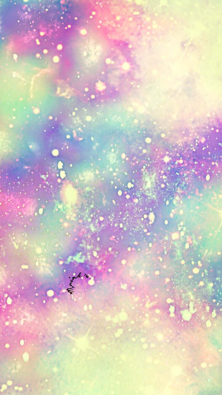 桌布 壁紙 — 夢幻的宇宙星雲以粉彩粉紅、紫色和黃色旋轉，點綴著發光的星星和柔和的光暈。