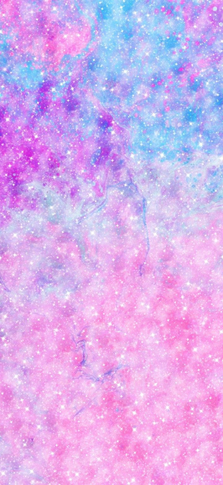 粉彩色粉紅 桌布 壁紙 — 夢幻的宇宙星雲在柔和漸變的天空中旋轉，閃爍著粉紅色和藍色的星星。