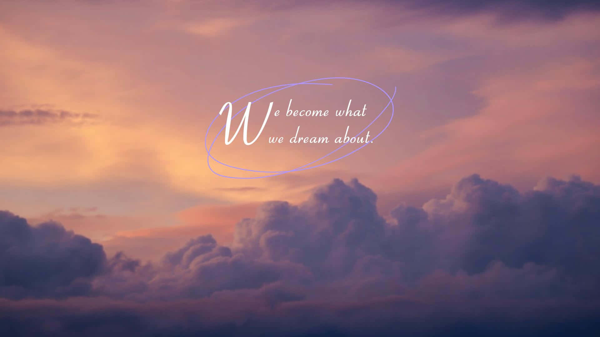 Aesthetic Cloud 桌布 壁紙 — 夢幻的日落天空，帶有柔和的粉紅色、橙色和紫色雲彩，上面覆蓋著優雅的手寫文字：我們成為我們夢想的樣子。