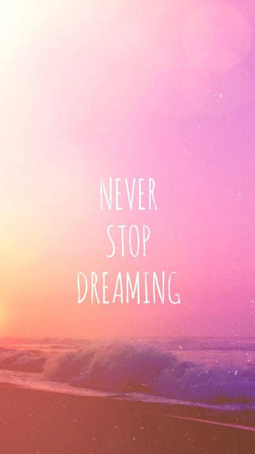 Positive Quotes 桌布 壁紙 — 夢幻的日落映照在海浪上，帶有粉紅、橙色和紫色調，以及文字 永遠不要停止夢想。
