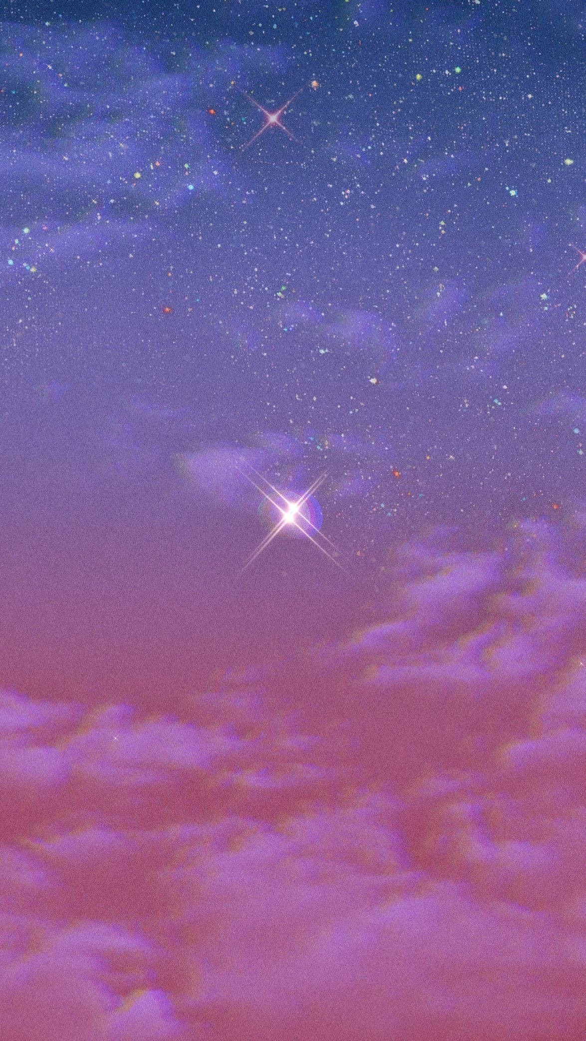 Purple Aesthetic Phone 桌布 壁紙 — 夢幻的暮色天空，以柔和的粉紅色和紫色繪製，閃爍的星星散落在蓬鬆的雲層中。