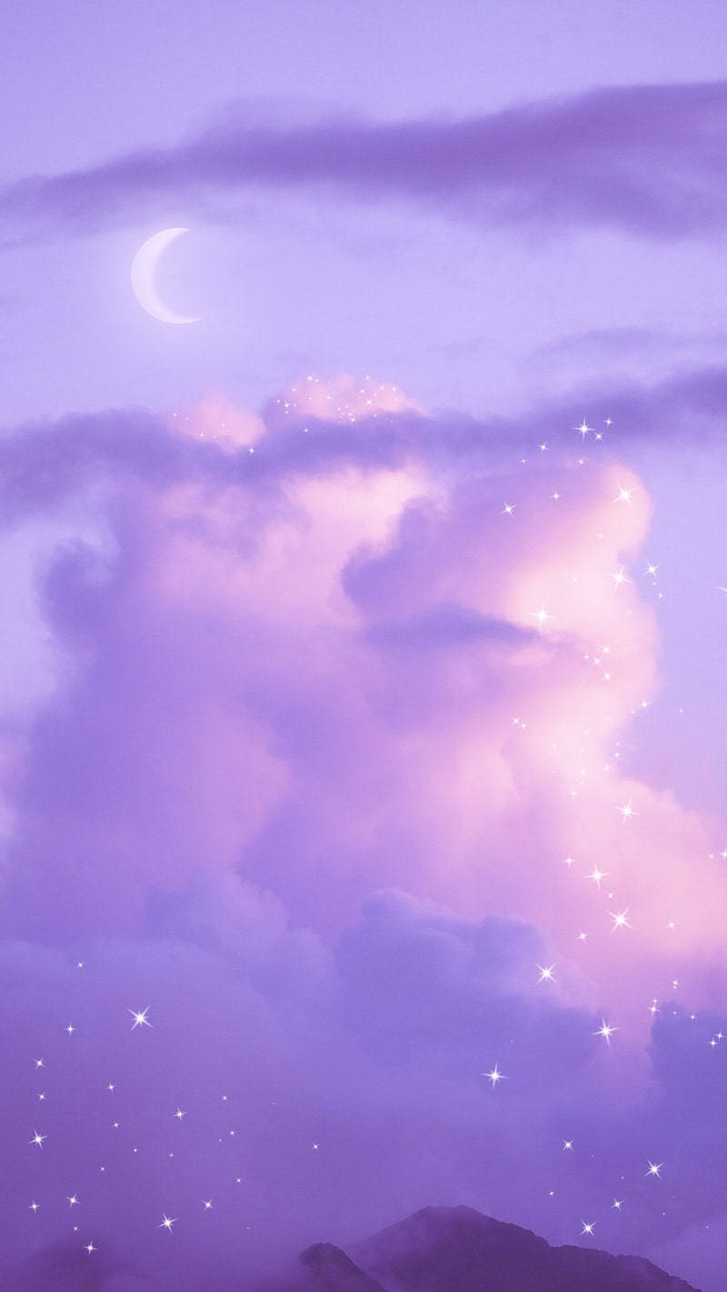 Kawaii Purple 桌布 壁紙 — 夢幻的暮色天空，以柔和的紫色和粉紅色繪製，新月和閃爍的星星在遠山之上。