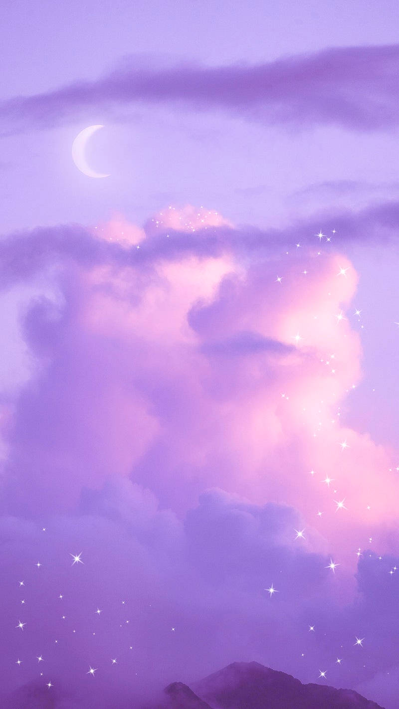 紫色 iPhone 桌布 壁紙 — 夢幻的暮色天空，以柔和的紫色和粉紅色繪成，新月和閃爍的星星在遠山之上。
