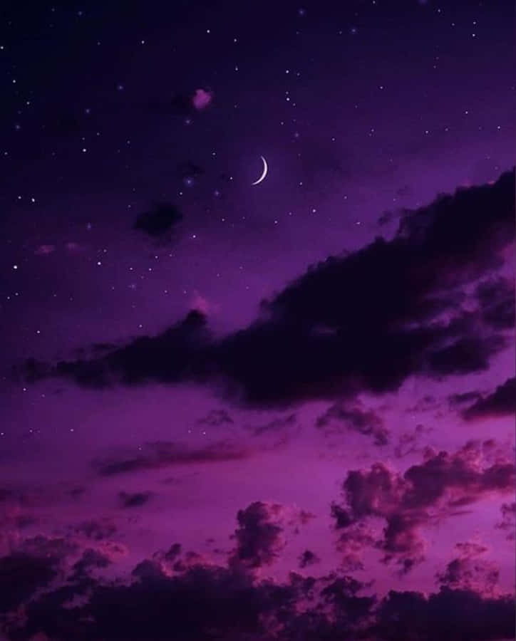 夜空 桌布 壁紙 — 夢幻的暮色天空，以深紫色繪製，有新月和散落的星星在烏雲之間窺探。