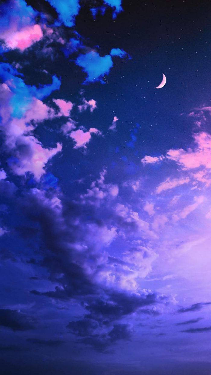 iPhone 桌布 壁紙 — 夢幻的暮色天空，在新月與閃爍星星下，畫滿了鮮豔的紫色與粉紅色雲。