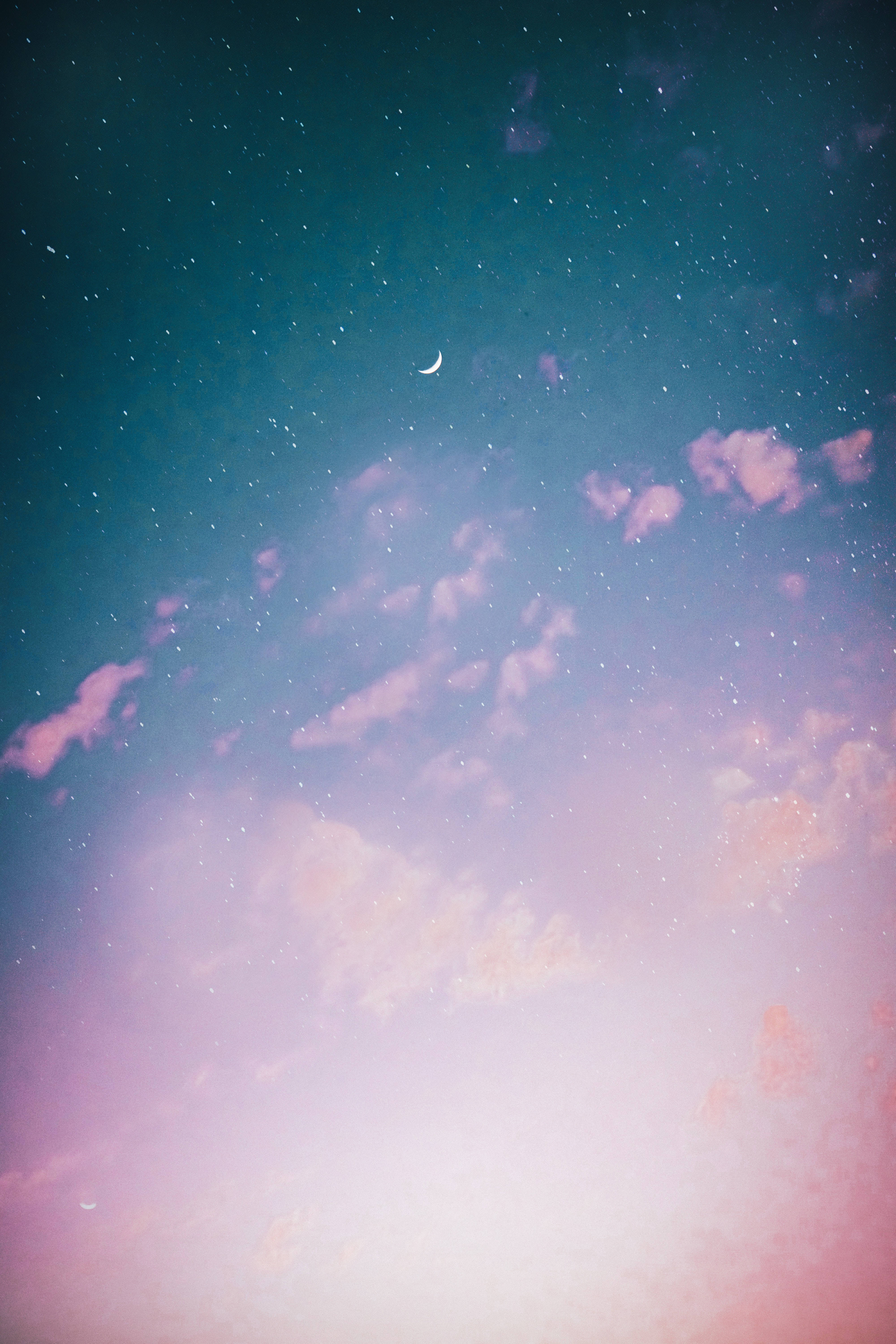 Starry Sky 桌布 壁紙 — 夢幻的暮色天空，帶有柔和的粉紅雲朵、散落的星星，以及一輪精緻的彎月在上方閃耀。