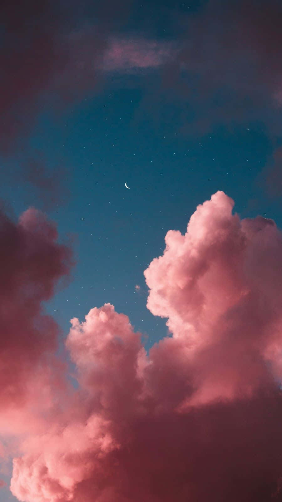 Aesthetic Night Sky 桌布 壁紙 — 夢幻的暮色天空，帶有粉紅色的雲朵、新月和閃爍的星星，背景是深藍綠色。