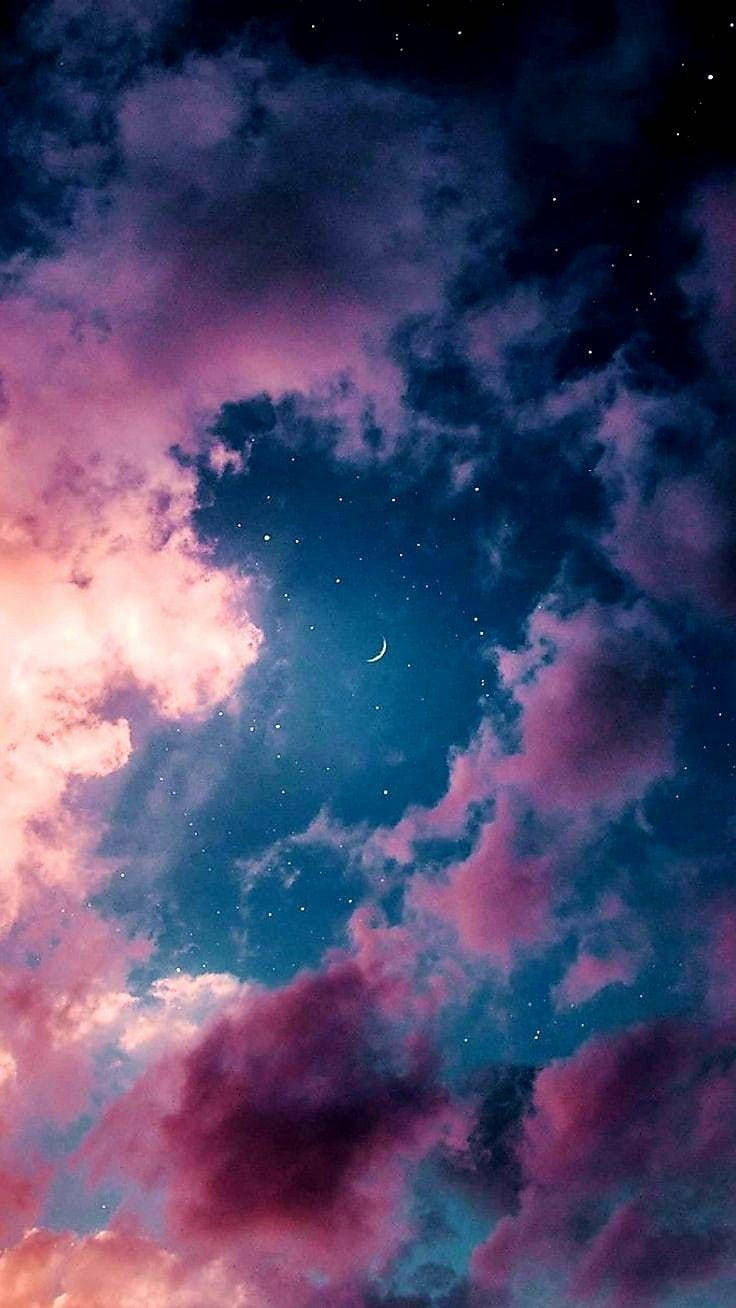 雲朵 桌布 壁紙 — 夢幻的暮色天空，有粉紅色和藍色的雲、星星，以及柔和發光的新月。