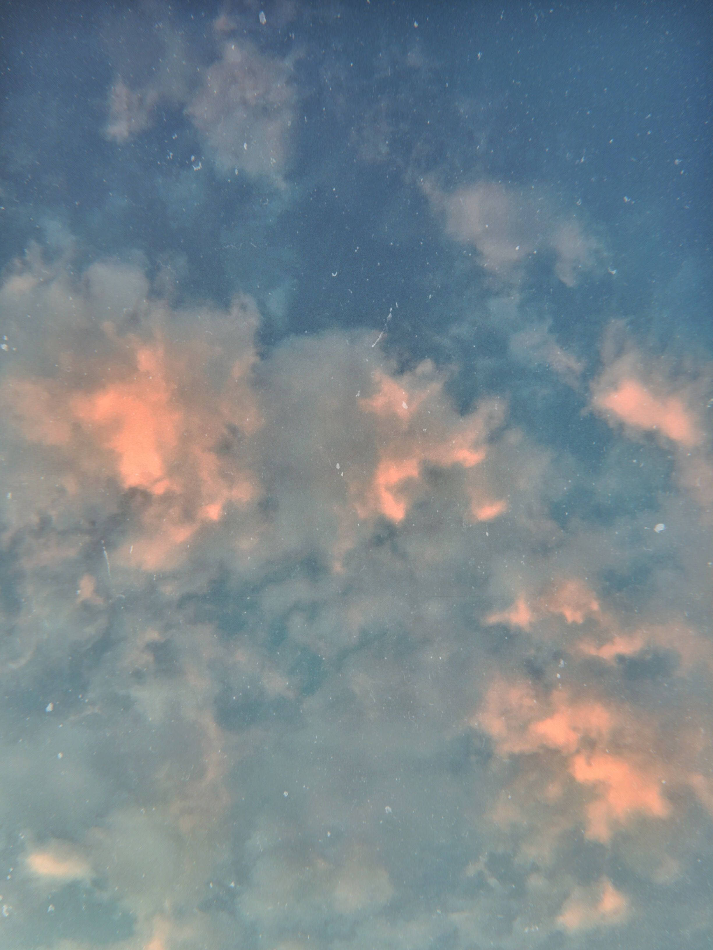 Ethereal 桌布 壁紙 — 夢幻的暮色天空，柔和的藍色和蜜桃色雲朵在星空背景下發光。