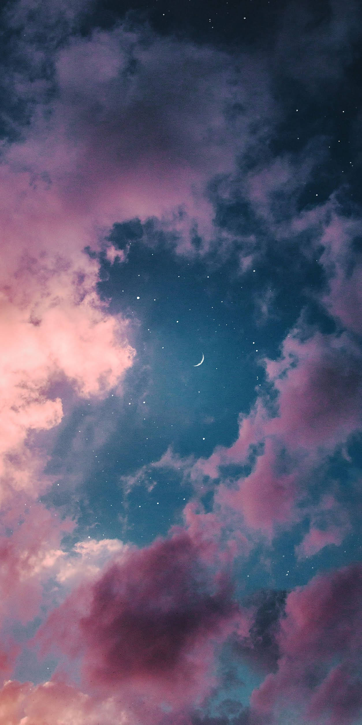 天空 桌布 壁紙 — 夢幻的暮色天空，畫滿粉紅和青綠色的雲、星星，還有柔和發光的新月。