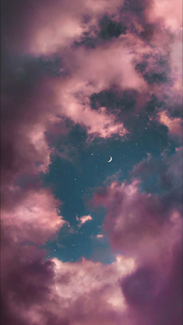 Blue Sky Aesthetic 桌布 壁紙 — 夢幻的暮色天空，粉紅色的雲層分開，露出新月和閃爍的星星，背景是青綠色。