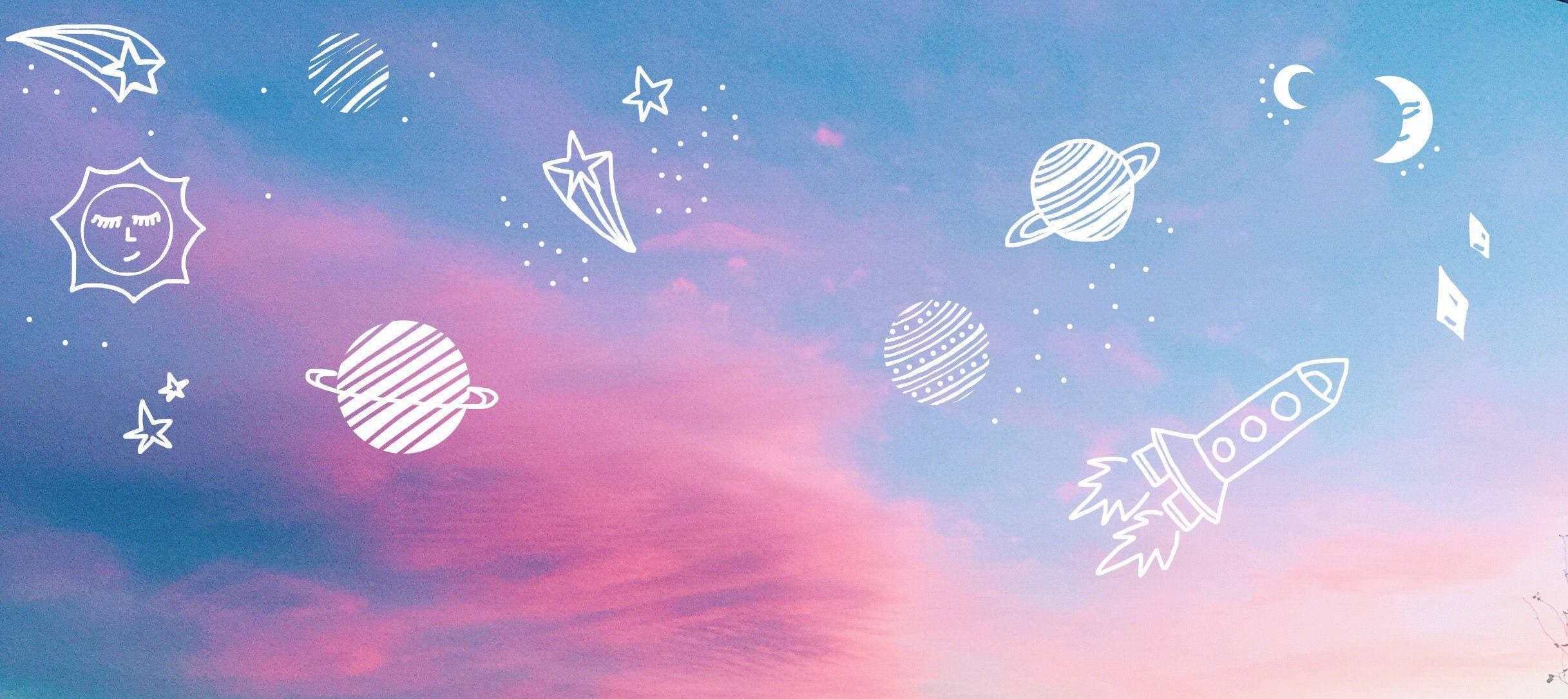 美學 MacBook 壁紙 桌布 壁紙 — 夢幻的粉彩天空，有白色線條畫的行星、火箭和星星漂浮在粉紅色和藍色雲的漸變上。