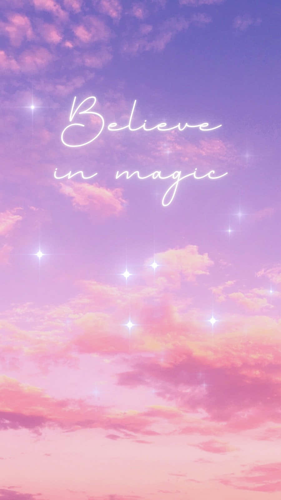 Aesthetic Sky 桌布 壁紙 — 夢幻的粉紅和紫色天空，閃爍的星星，以及以優雅草書寫成的「believe in magic」字句。