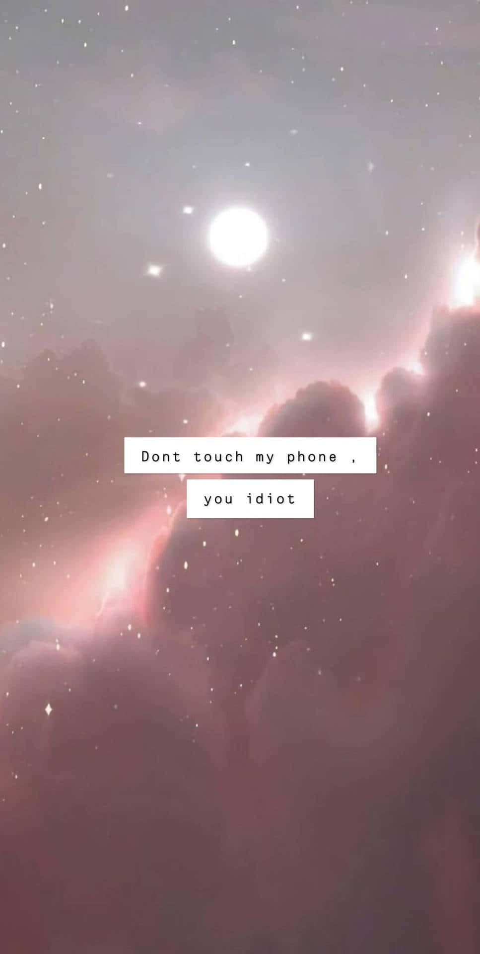Aesthetic Funny Phone 桌布 壁紙 — 夢幻的粉紅和紫色星雲，明亮的太陽和浮動文字寫著「不要碰我的手機，你這個白痴」。