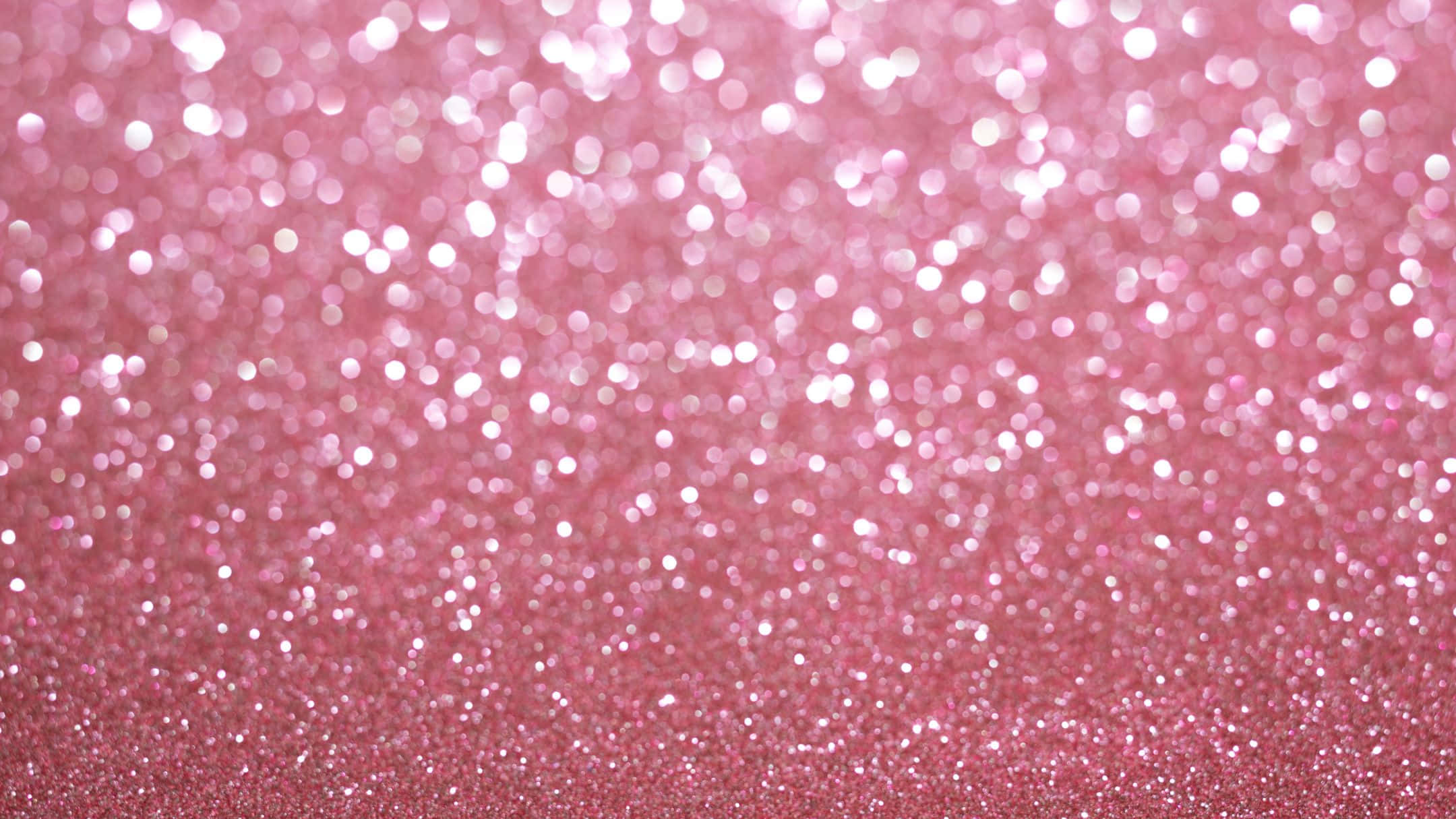 Sparkly Pink 桌布 壁紙 — 夢幻的粉紅閃粉背景，帶有柔和散景閃光，營造出神奇的閃爍效果。