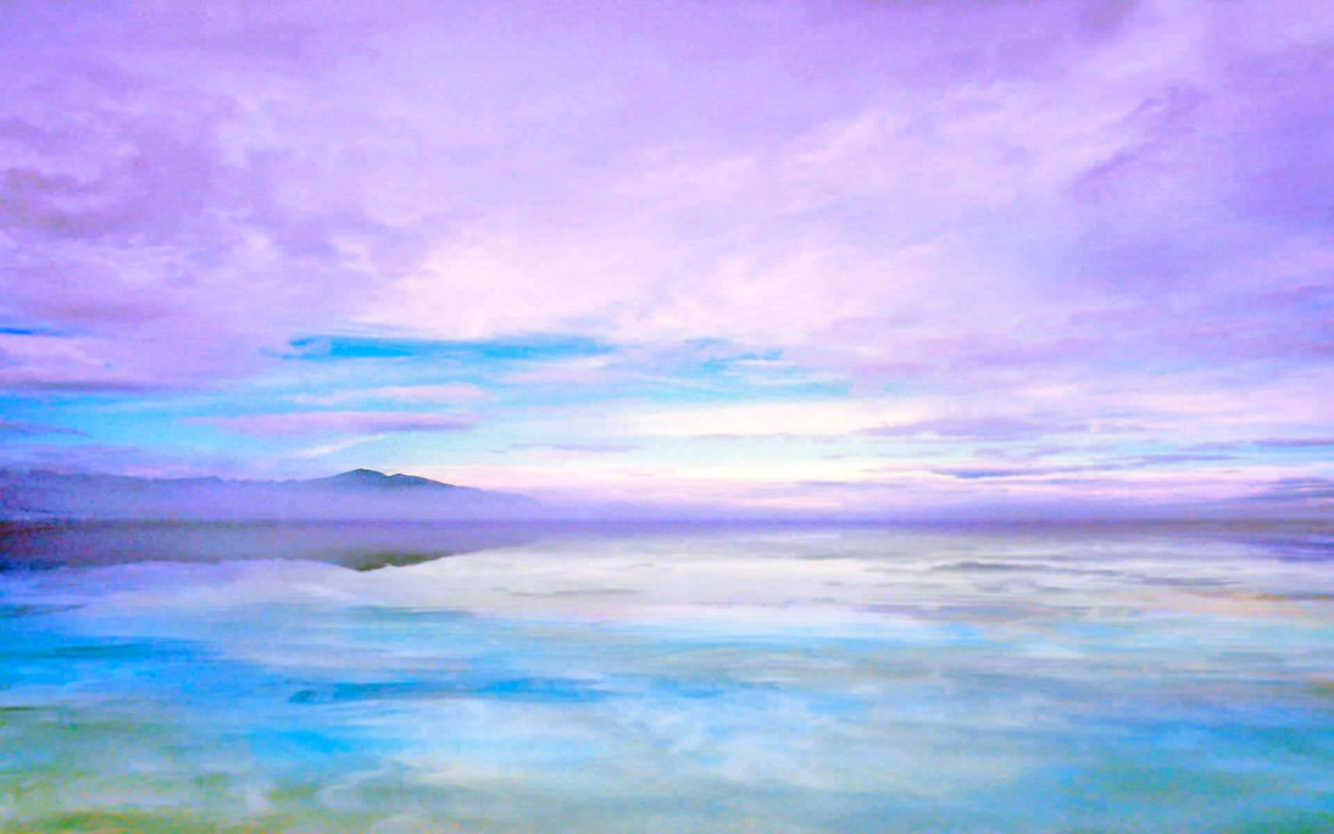 Aesthetic Pastel 桌布 壁紙 — 夢幻的紫色和藍色天空倒映在平靜的水面上，遠處有山巒的輪廓，正值黃昏時分。