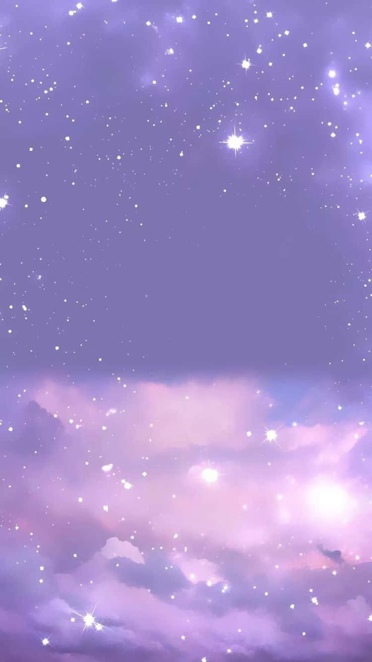 Lock Screen iPhone 桌布 壁紙 — 夢幻的紫色天空，佈滿閃爍的星星，柔和的粉彩雲朵散發著天國的光芒。