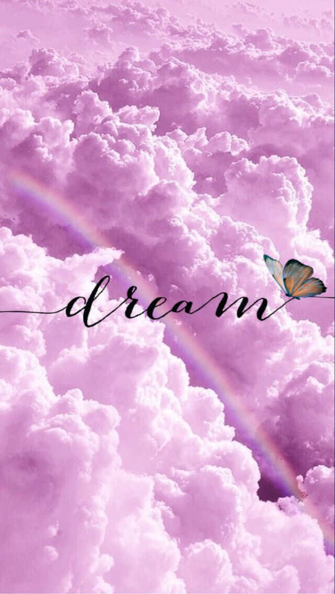 Dream Aesthetic 桌布 壁紙 — 夢幻的紫色天空，充滿蓬鬆的雲朵、柔和的彩虹，以及蝴蝶在「夢想」一詞旁。