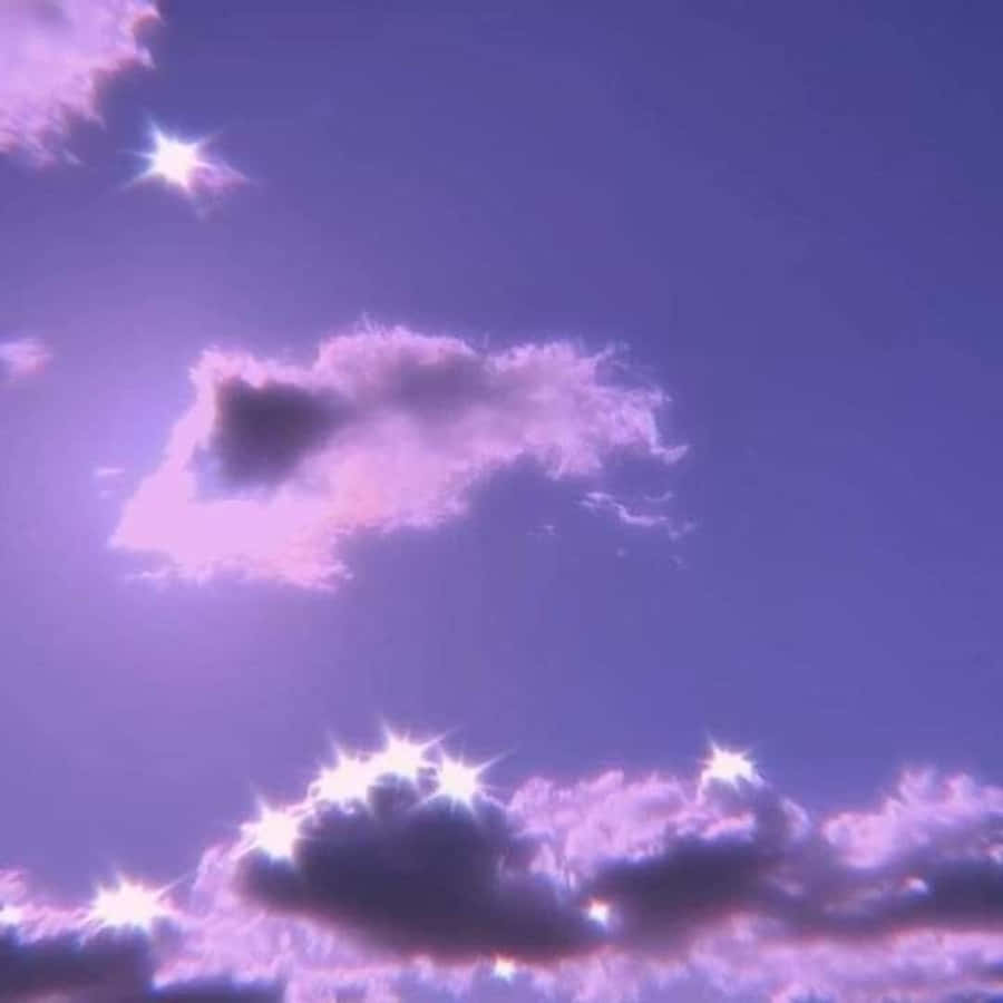 Clouds Aesthetics 桌布 壁紙 — 夢幻的紫色天空，閃爍的星爆光芒從柔和的粉紅色和薰衣草色雲層中探出頭來。