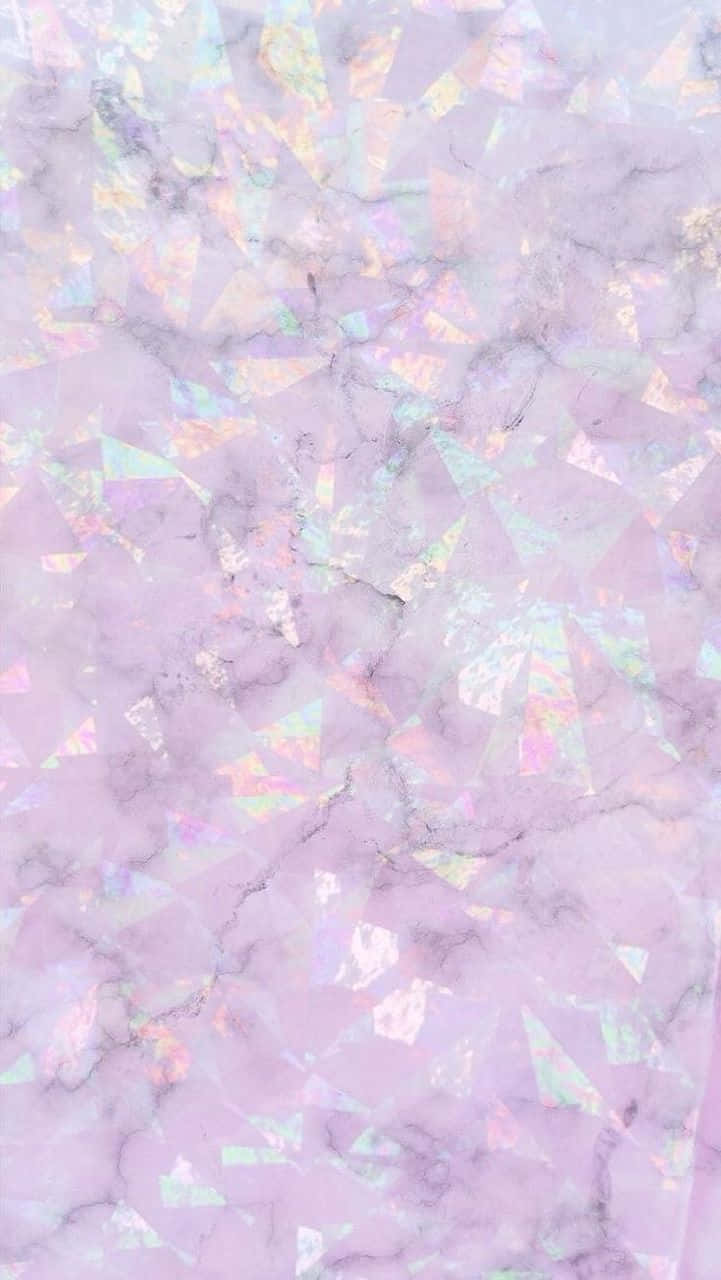 Sparkle Aesthetic 桌布 壁紙 — 夢幻的薰衣草大理石紋理，覆蓋著閃爍的彩虹色幾何碎片，營造出柔和的全息效果。