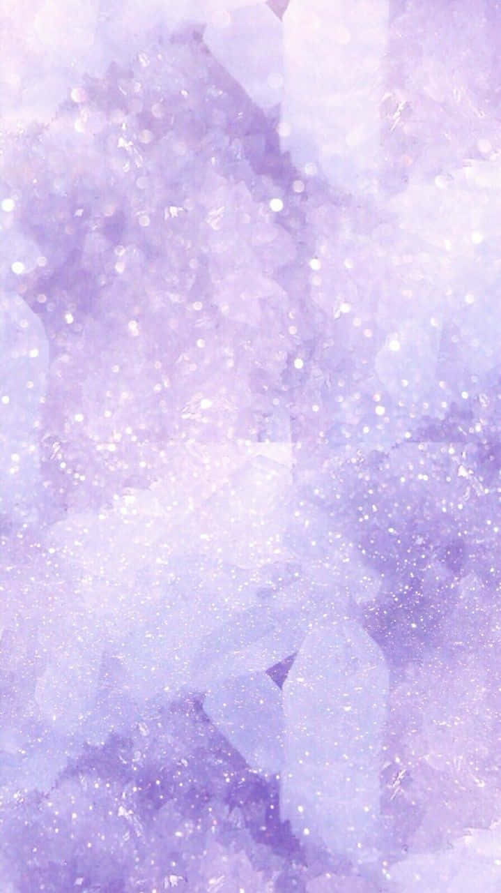Pastel Crystal 桌布 壁紙 — 夢幻的薰衣草水晶形成，帶有閃閃發光的亮片和柔和漸變，營造出神奇的飄渺光芒。
