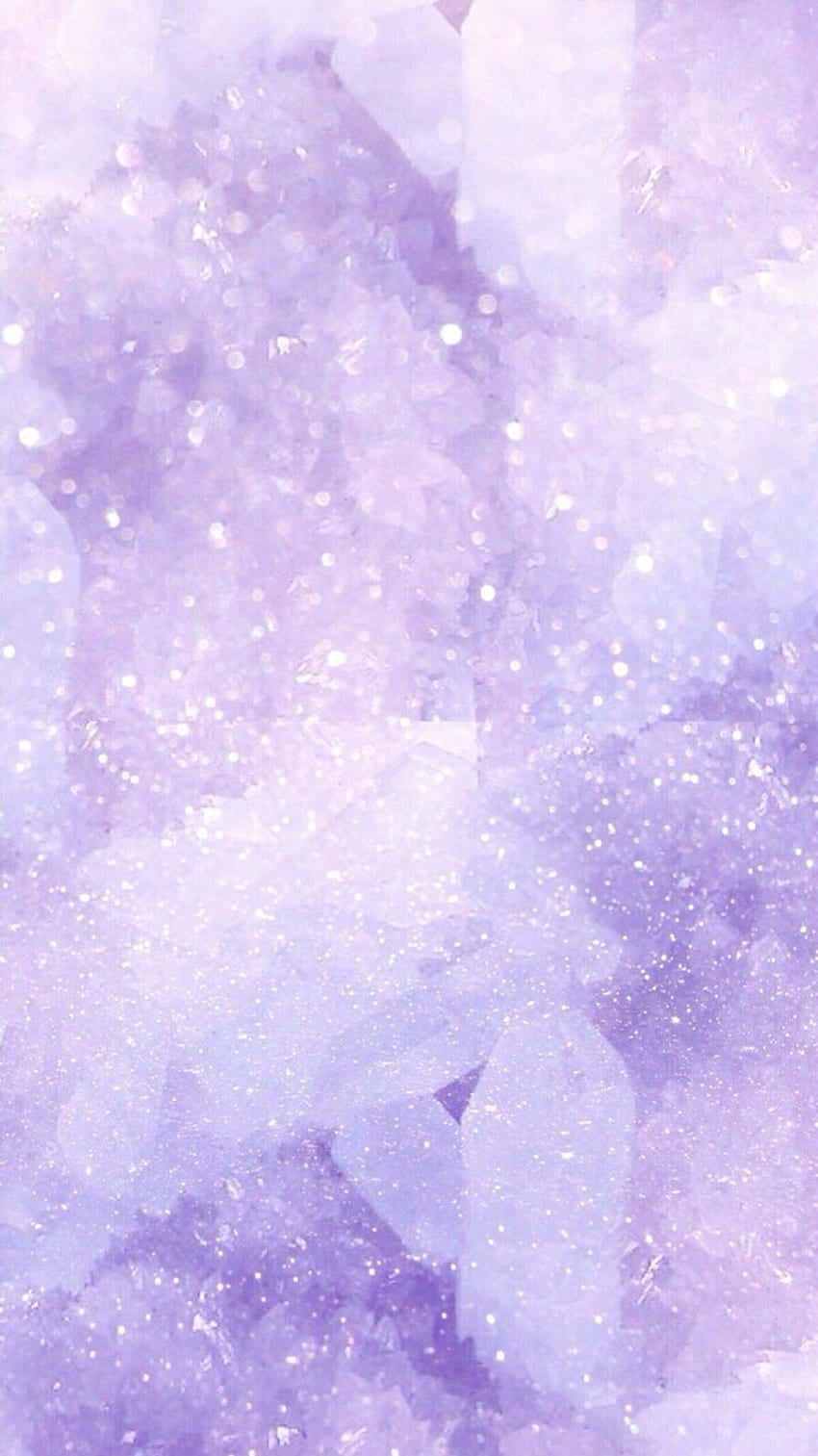 Purple Phone 桌布 壁紙 — 夢幻的薰衣草水晶形成，帶有閃閃發光的亮片和柔和的水彩紋理。