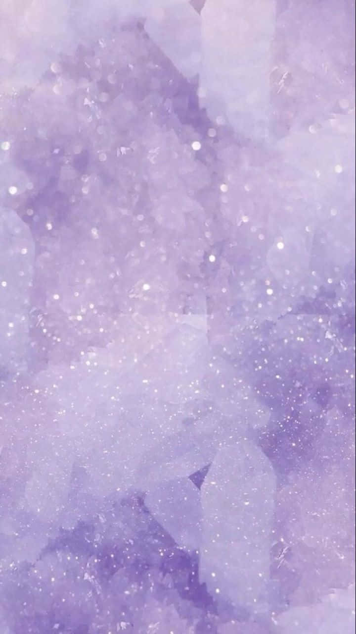 Purple Phone 桌布 壁紙 — 夢幻的薰衣草水晶簇，閃爍的亮粉粒子漂浮在柔和的粉彩光中。