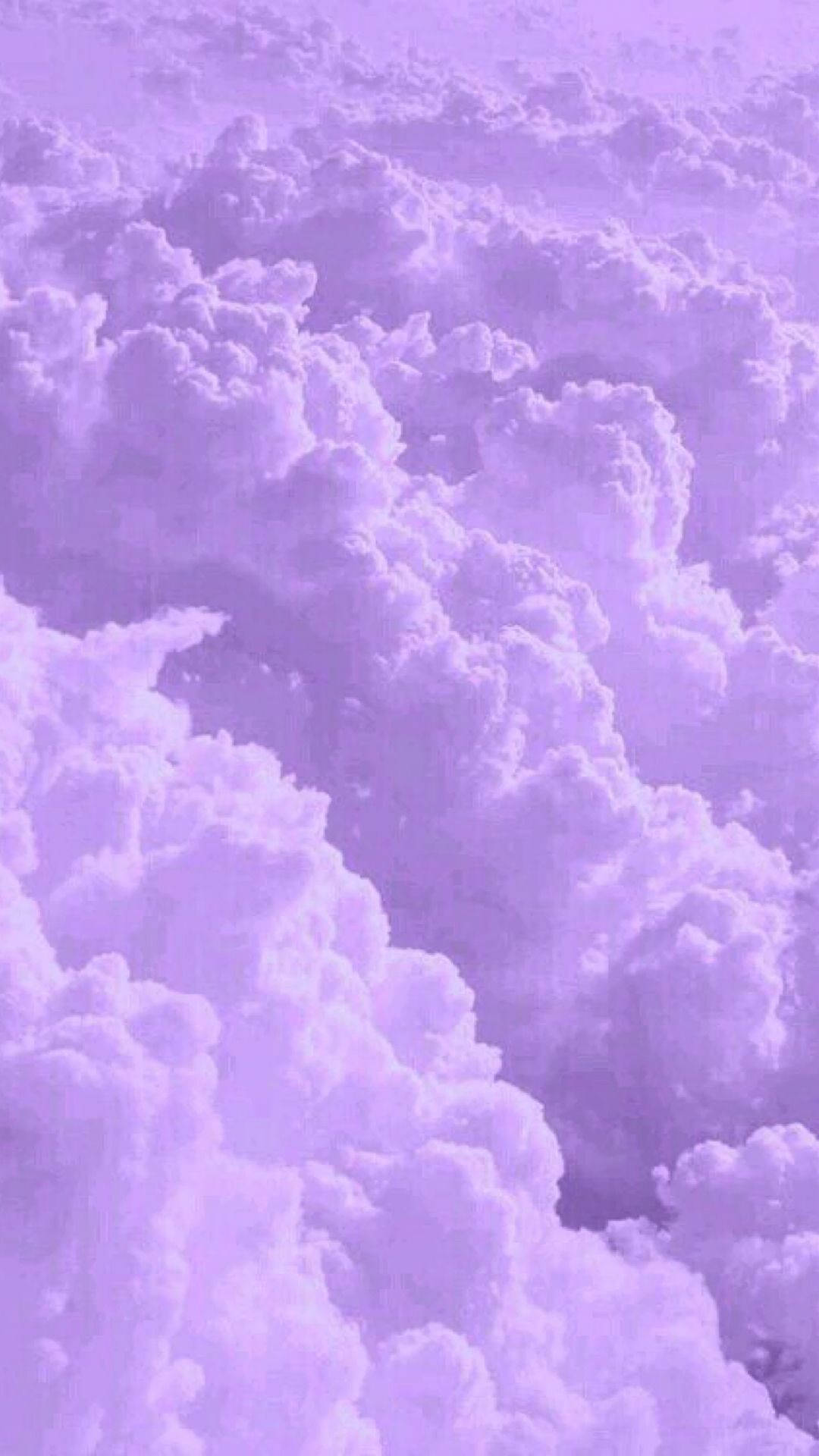 Clouds Aesthetics 桌布 壁紙 — 夢幻的薰衣草色天空，充滿柔軟蓬鬆的雲朵，在頭頂無限延伸。