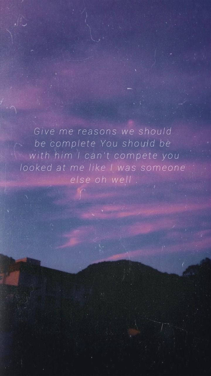 Joji 桌布 壁紙 — 夢幻的黃昏天空，帶有紫色和粉紅色的雲彩，覆蓋著山丘和建築物的黑暗輪廓，並帶有詩意的文字。