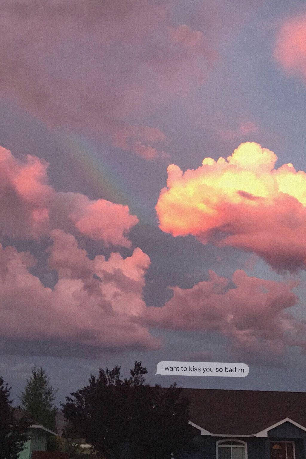 Aesthetic Love 桌布 壁紙 — 夢幻的黃昏天空，有粉紅色雲朵和微弱彩虹在一間房子上方，並有文字氣泡疊加。