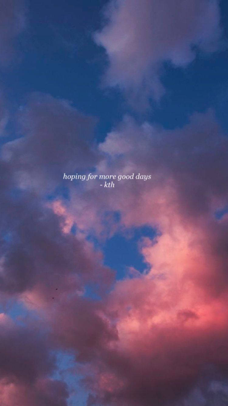 iPhone 桌布 壁紙 — 夢幻的黃昏天空，粉紅色和紫色的雲在深藍色背景下發光，上面覆蓋著柔和的白色文字。