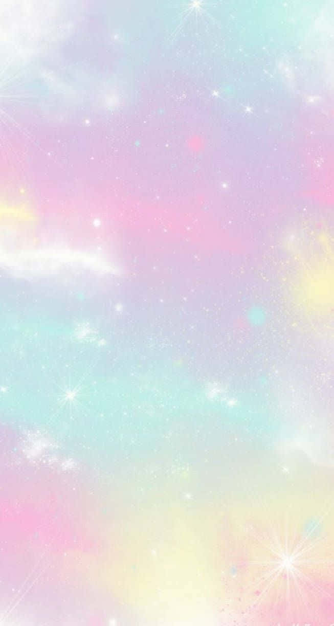 銀河 桌布 壁紙 — 夢幻粉彩星系，點綴著柔和粉紅、青綠和黃色雲朵，以及閃爍星星和鏡頭光暈。