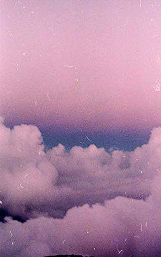 Lavender 桌布 壁紙 — 夢幻紫色天空， fluffy 雲朵之上，帶有復古底片顆粒紋理。