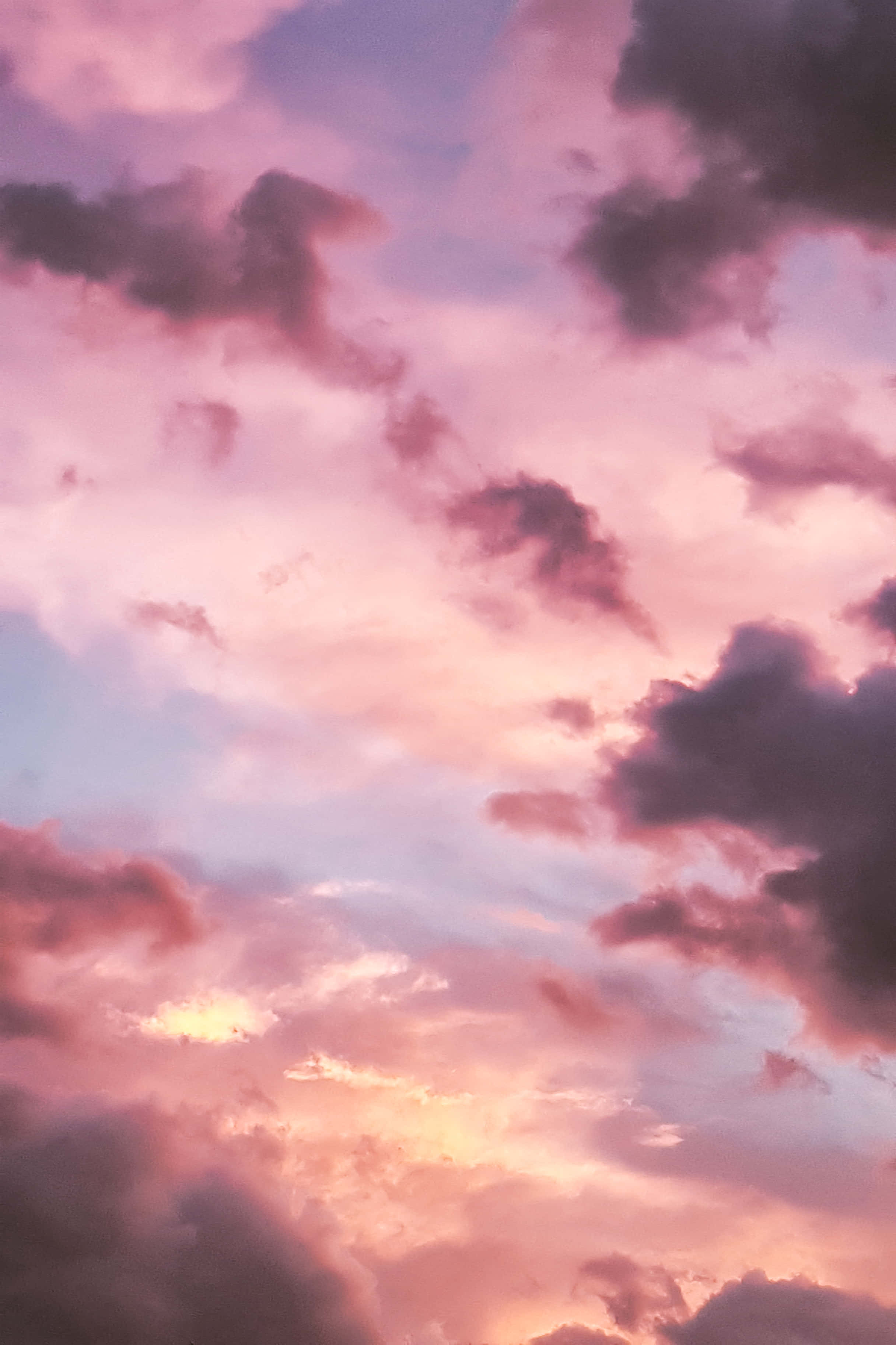 雲朵 桌布 壁紙 — 夢幻般的天空，在日落時塗上柔和的粉紅色、紫色和橙色雲彩。
