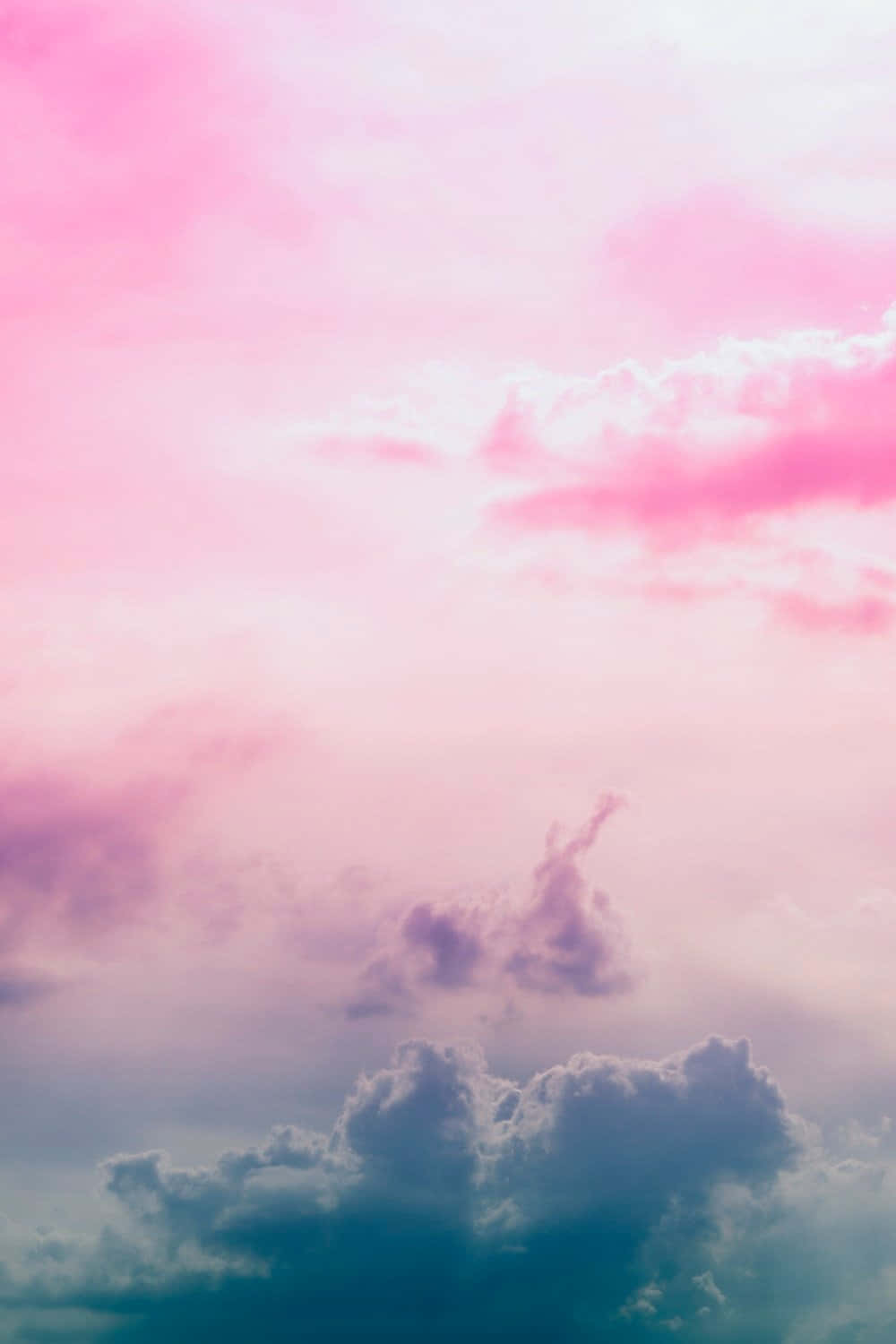 Pink Sky 桌布 壁紙 — 夢幻般的天空，塗上柔和的粉紅色和藍綠色雲彩，在日落時發光。