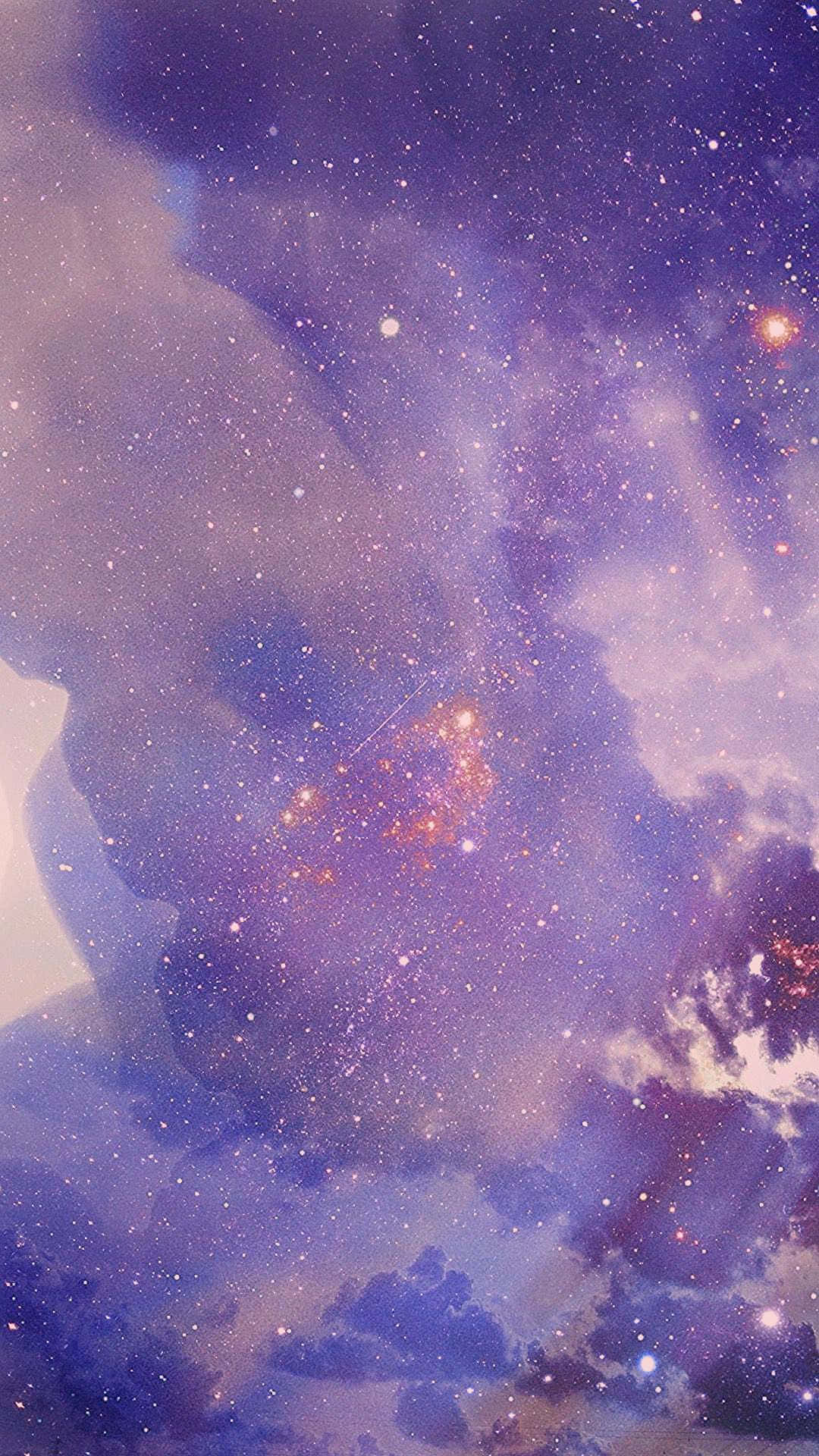 桌布 壁紙 — 夢幻般的宇宙場景，有旋轉的紫色星雲和發光的橙色星星，映襯著柔和的漸變天空。