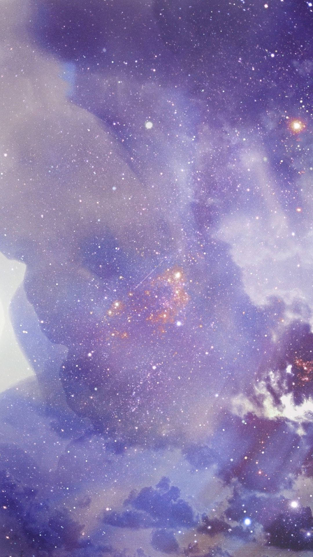 淡紫色 桌布 壁紙 — 夢幻般的宇宙場景，有旋轉的紫色星雲和發光的星星，映襯著柔和的漸變天空。